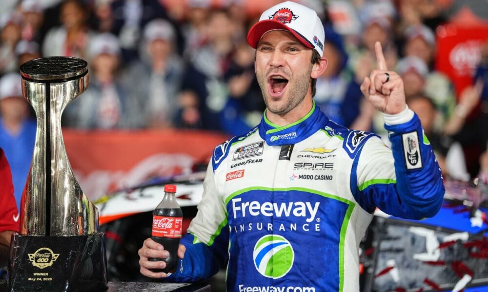 Daniel Suárez gana una emotiva carrera y le dedica la victoria a Kyle Busch