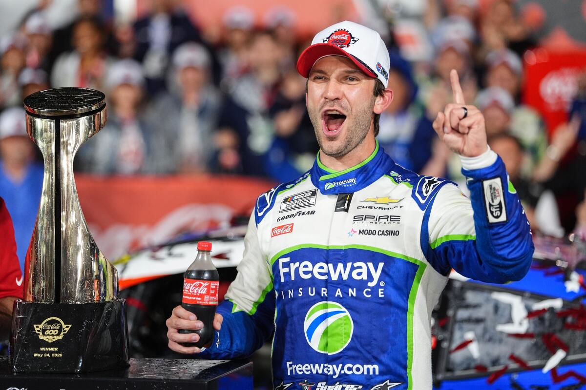 Daniel Suárez gana una emotiva carrera y le dedica la victoria a Kyle Busch