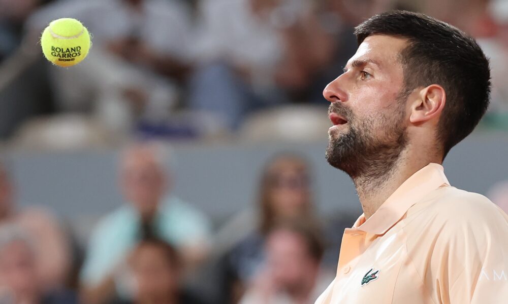 Djokovic avanza a tercera ronda de Roland Garros tras eliminar a otro francés