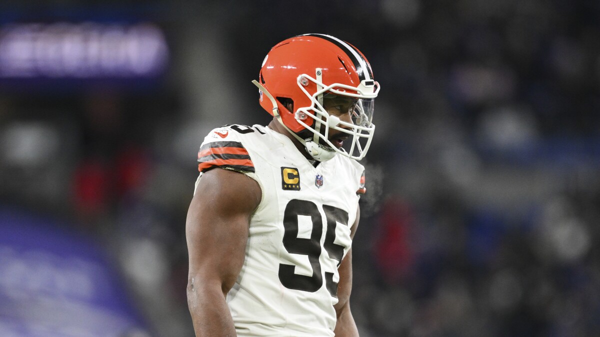 Browns traspasan a Garrett a los Rams a cambio de primeras rondas y Verse
