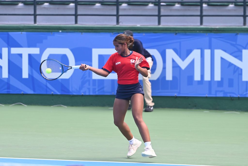 De la Cruz y Zamburek otorgan victorias a tenis dominicano
