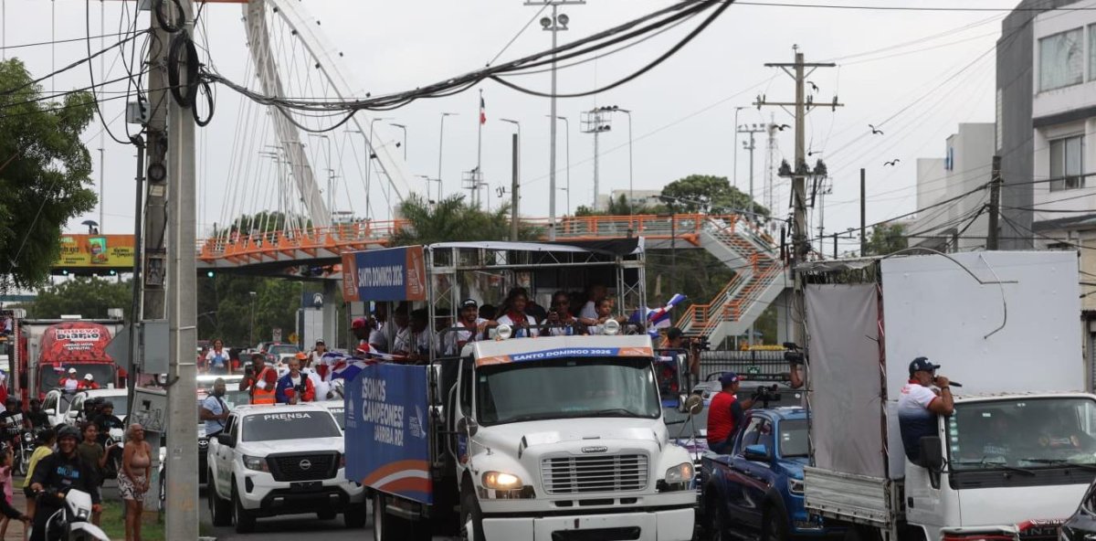 VIDEO: ¡Ni la lluvia pudo apagar la fiesta! Atletas dominicanos celebran en las calles el éxito de Santo Domingo 2026