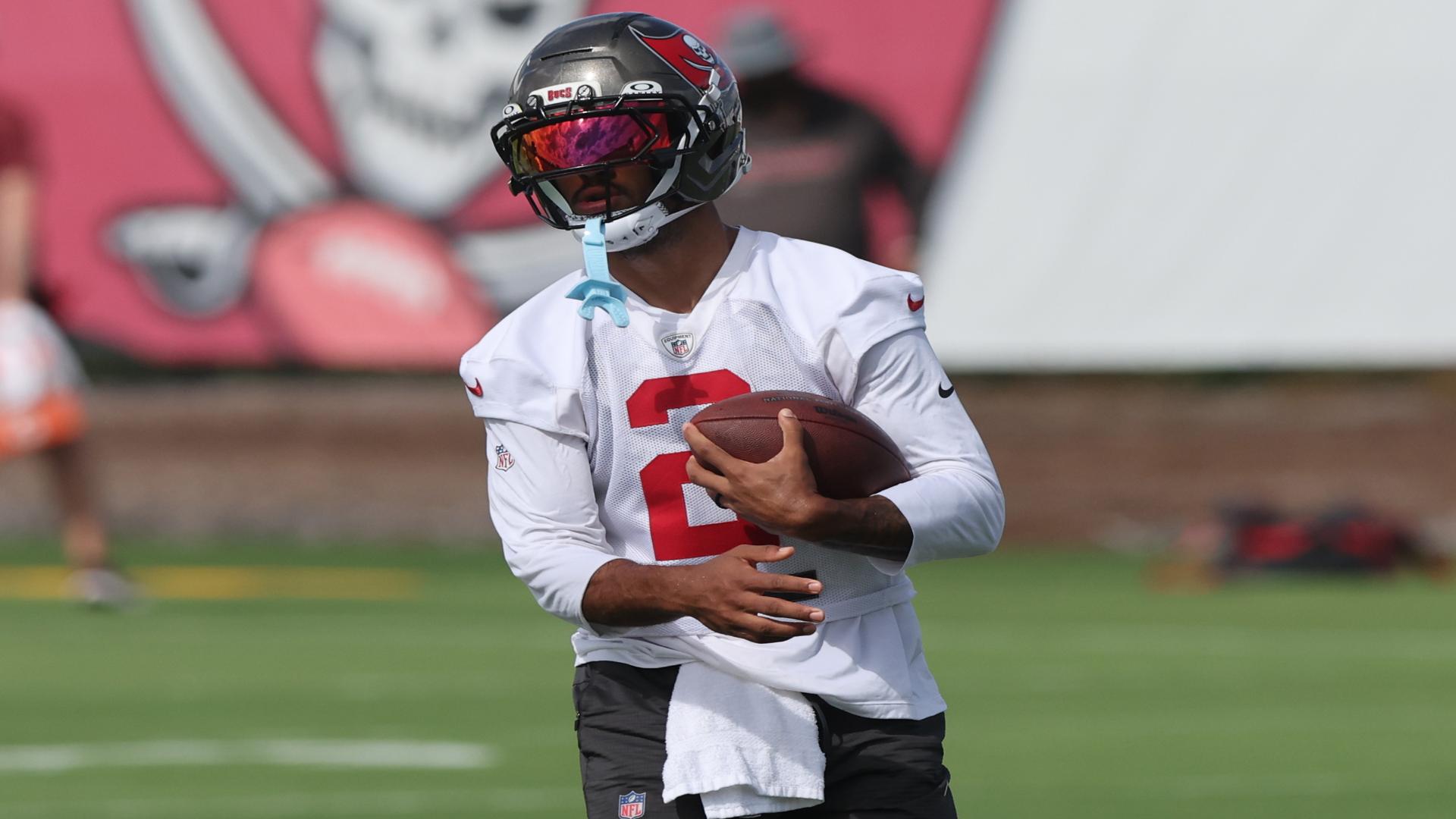 Emeka Egbuka enciende las alarmas en Tampa Bay tras abandonar la práctica