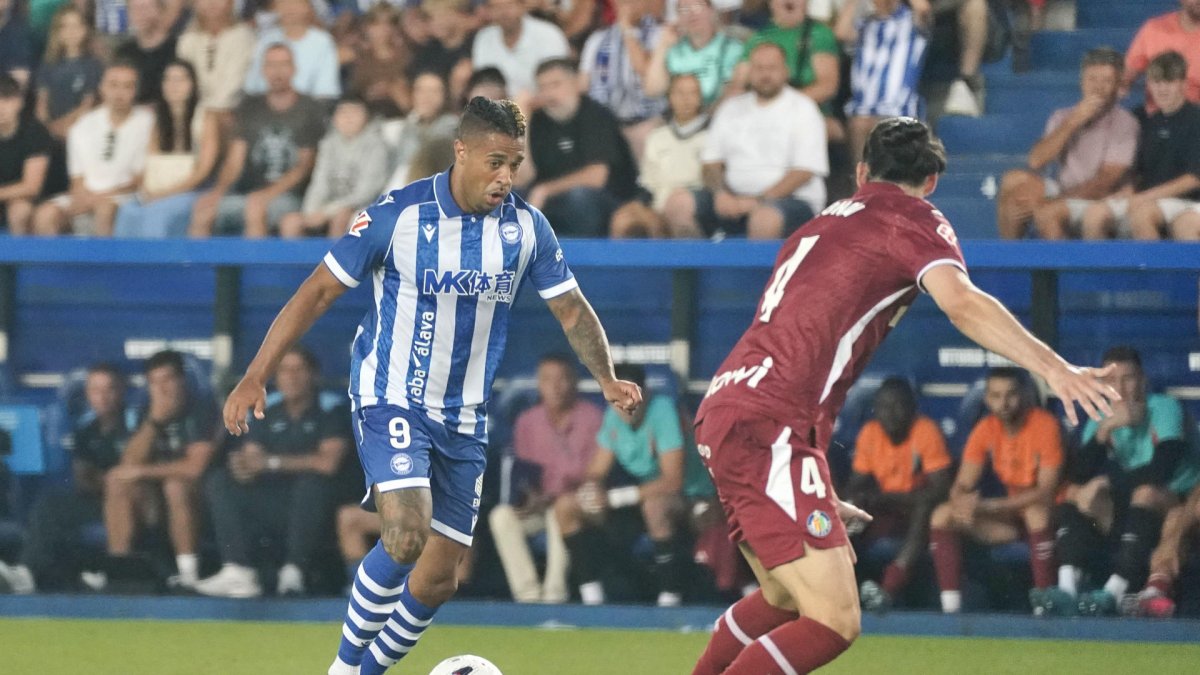 Mariano Díaz anota en debut liguero del Alavés