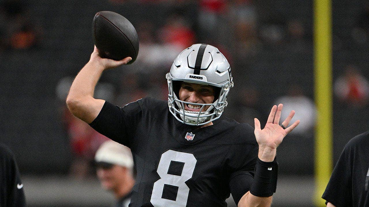 Raiders mantienen en suspenso la decisión sobre su QB titular