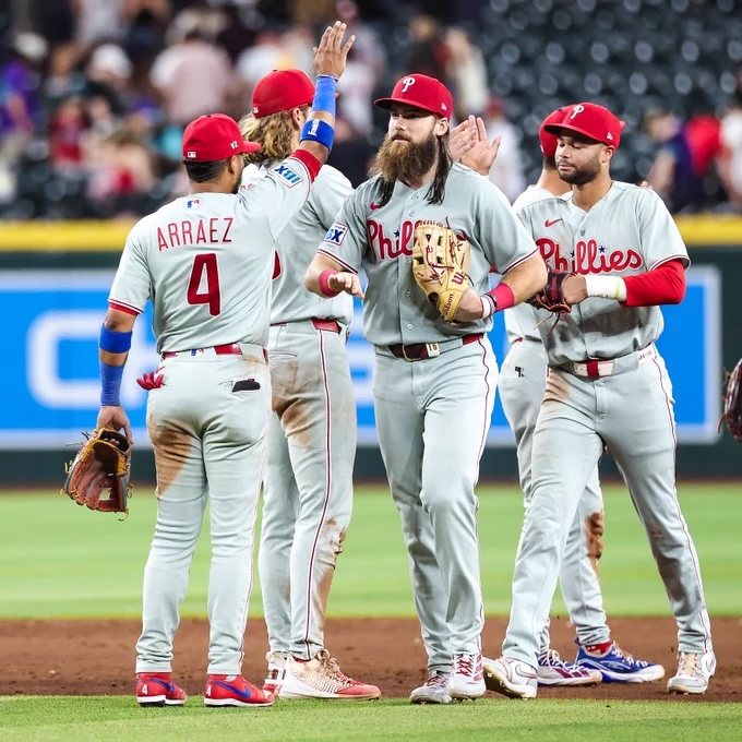 Phillies vencen a Arizona y mantienen presión en la carrera por octubre