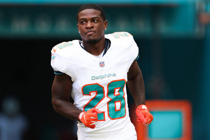 De’Von Achane regresa a los entrenamientos y apunta a jugar en la Semana 1