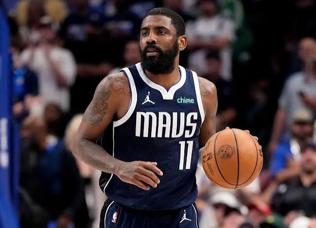 Kyrie Irving vuelve a entrar en rumores de traspaso pese a permanecer en Dallas