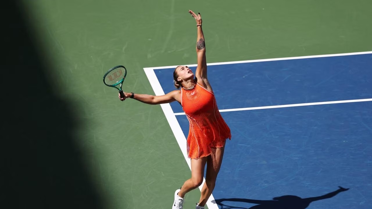 Aryna Sabalenka supera otra prueba y continúa en carrera por el tricampeonato