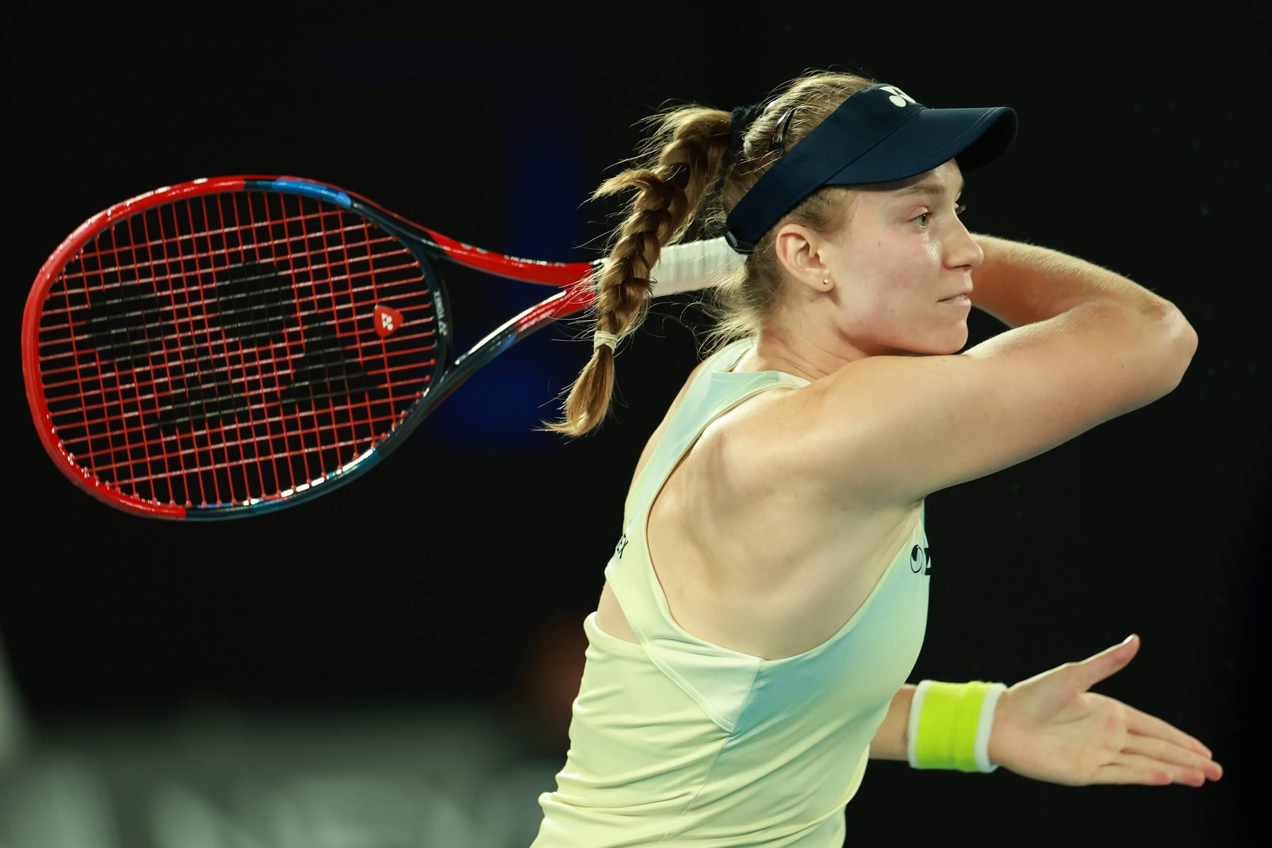 Elena Rybakina aplasta a Naomi Osaka y queda a una victoria del número uno