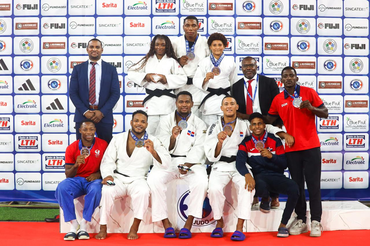 Fedosa premia con 300 y 100 mil pesos atletas por medallas oro y bronce JCC
