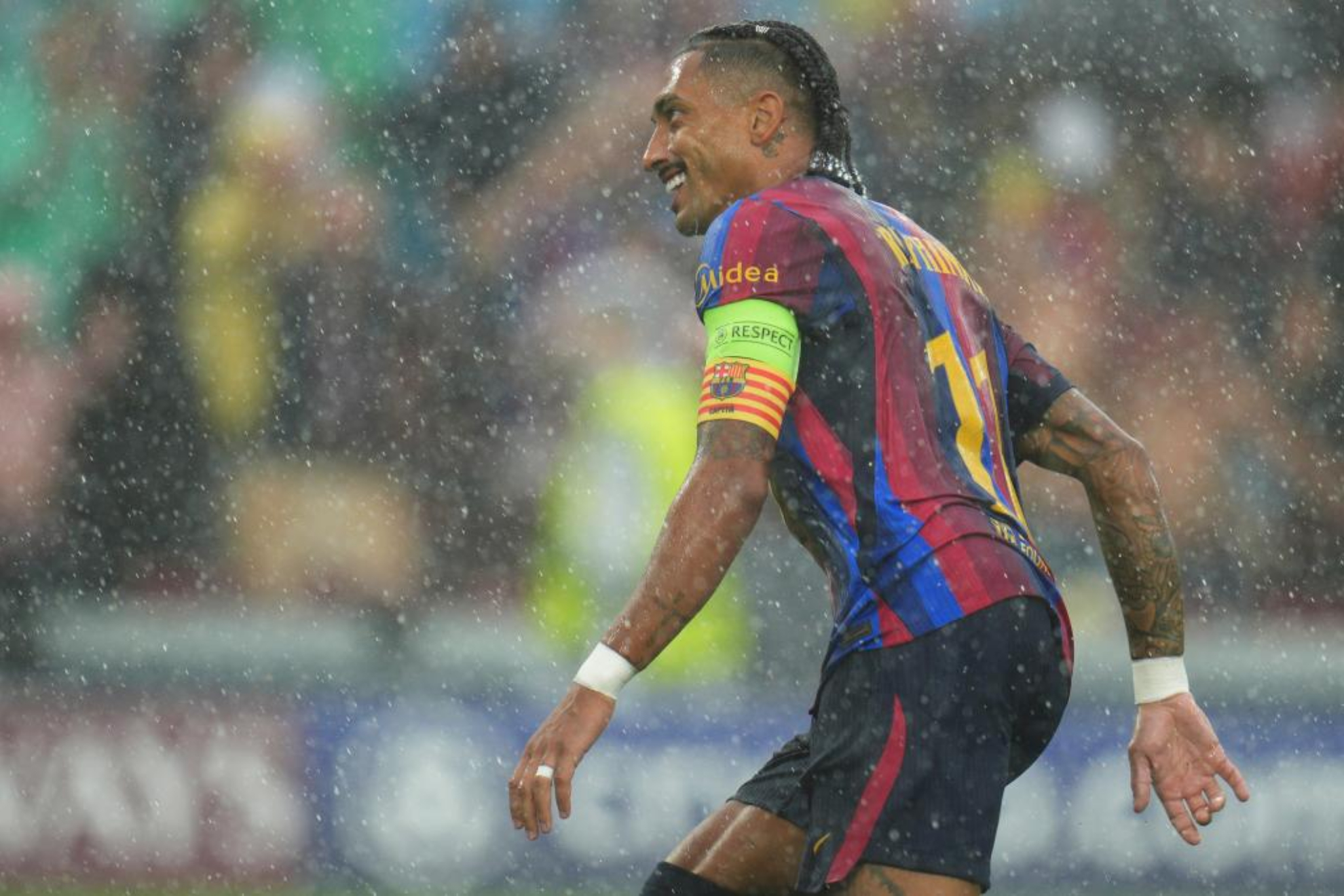 Raphinha brilla con doblete y Barcelona arrasa al Feyenoord 5-1