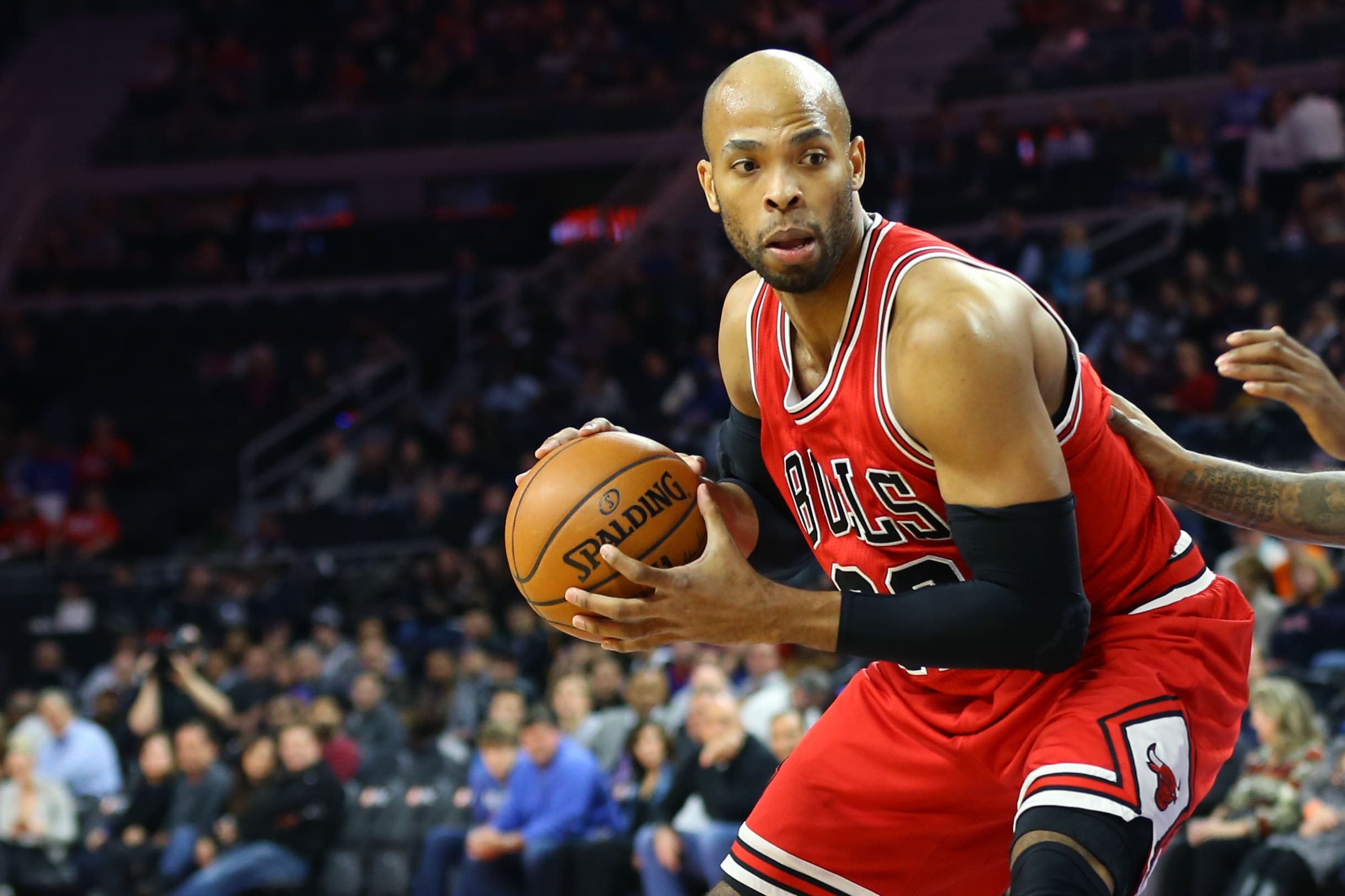 ¡Movimiento inesperado! Los Pelicans cortan a Taj Gibson un día después de adquirirlo
