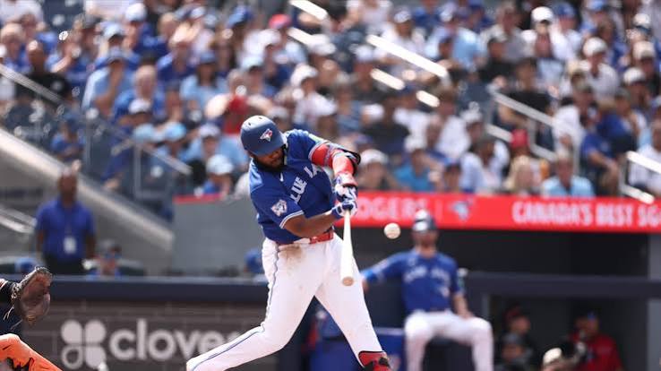 ¡Por fin en casa! Vladdy conecta su primer jonrón del 2026 en Toronto