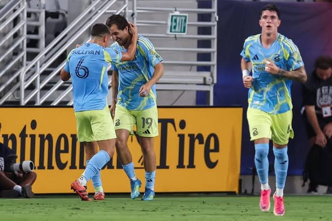 Gol de taco y doblete: Cavan Sullivan se presentó al mundo en Sunday Night Soccer