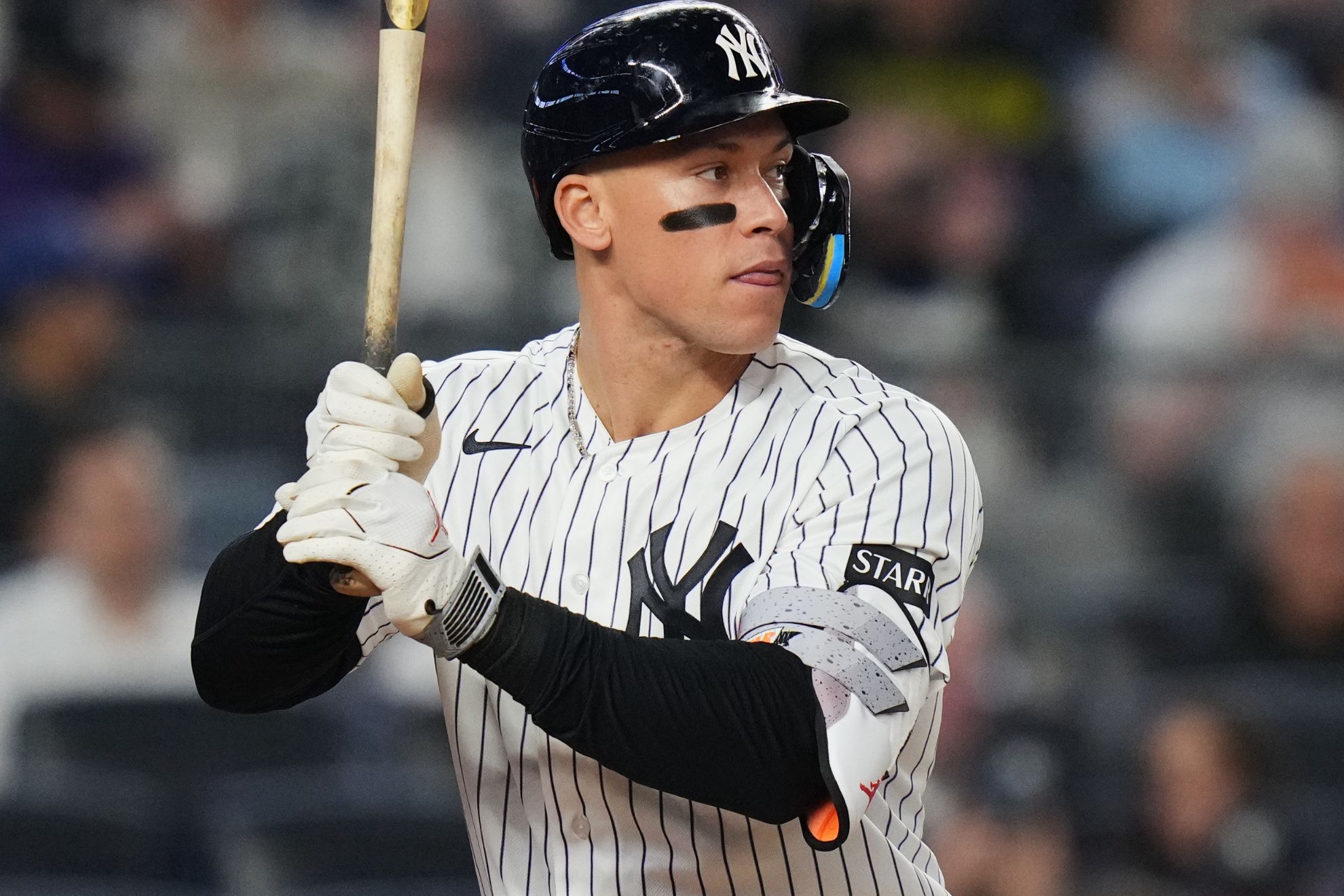 Aaron Judge deja el terreno con señales de dolor