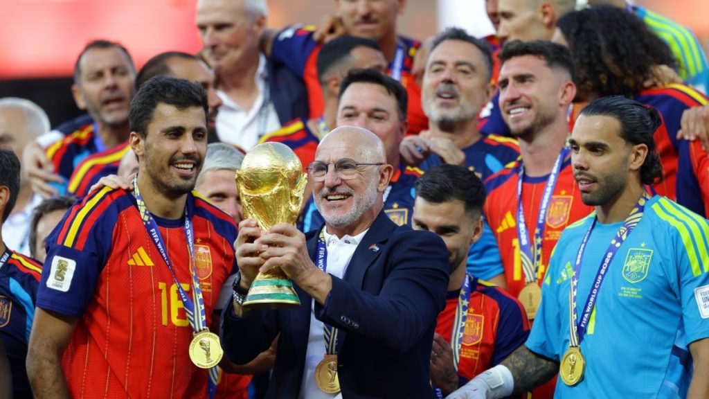 Luis de la Fuente extiende contrato hasta el 2032