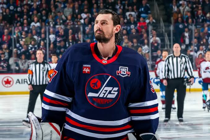 Connor Hellebuyck es suspendido por los Jets tras no reportarse al campamento