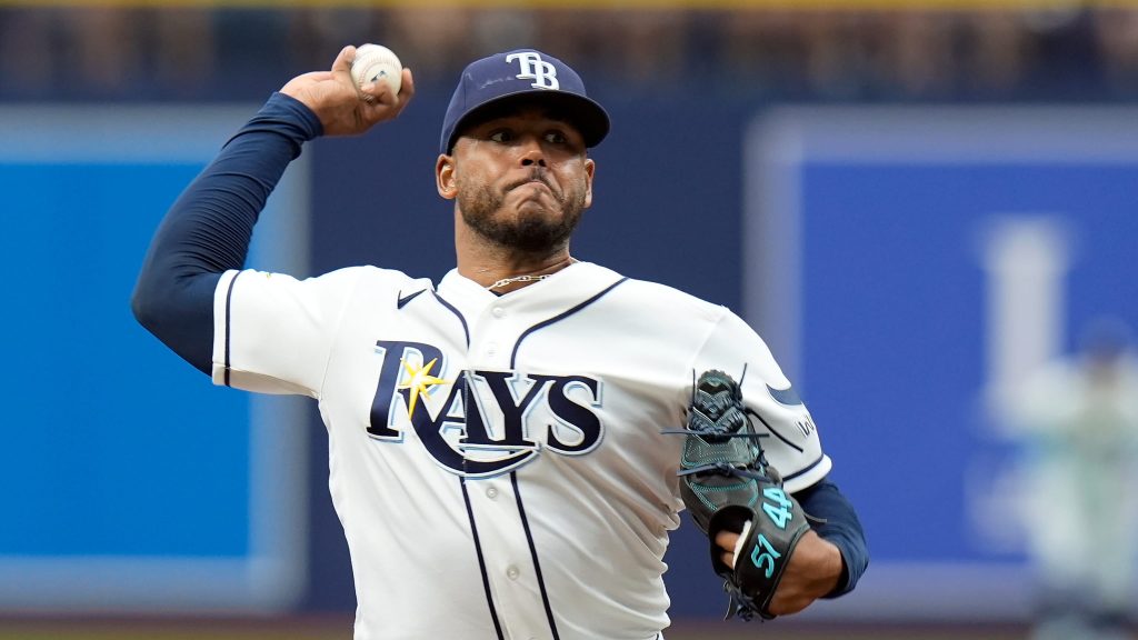 Peralta lanza sólido; Palacios pega hit de oro para dejar tendidos a Medias Rojas