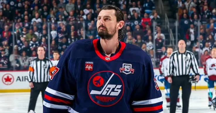 Connor Hellebuyck y Winnipeg entran en una crisis: suspendido tras no presentarse al campamento