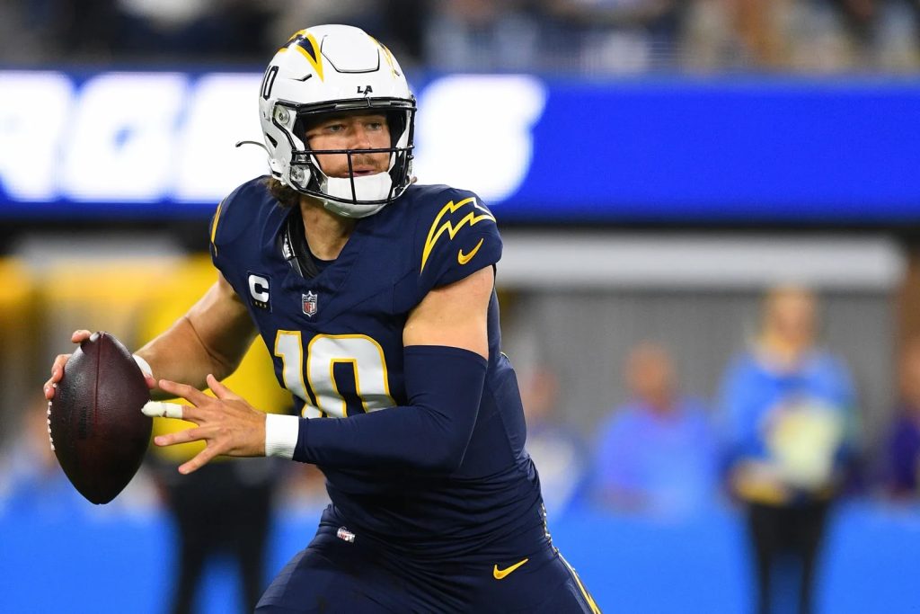Harbaugh mantiene la confianza pese al arranque 0-2 de los Chargers