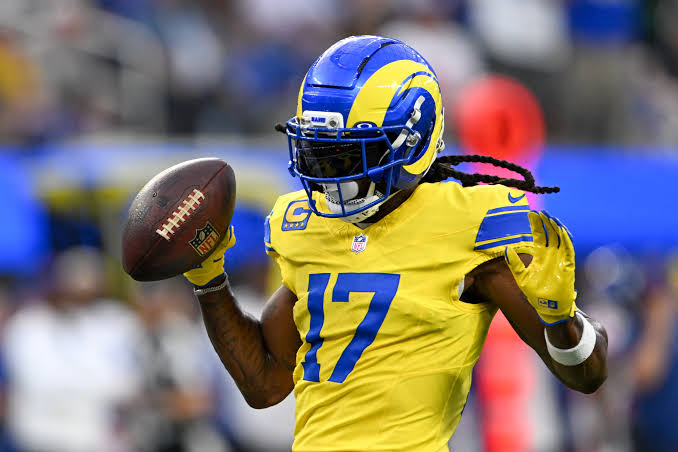 Davante Adams explota con 195 yardas y continúa acercándose a la historia