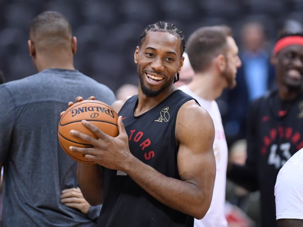 Kawhi Leonard acuerda extensión de US$115 millones con los Raptors