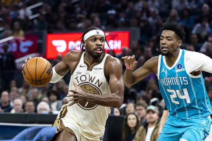 ATLANTA Y CHARLOTTE REALIZAN UN INTERCAMBIO JUSTO ANTES DE LOS CAMPAMENTOS