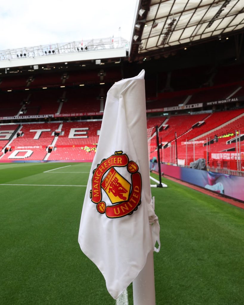 Manchester United mantiene una deuda de £1,000 millones tras gastar £63.5 millones en su nuevo estadio