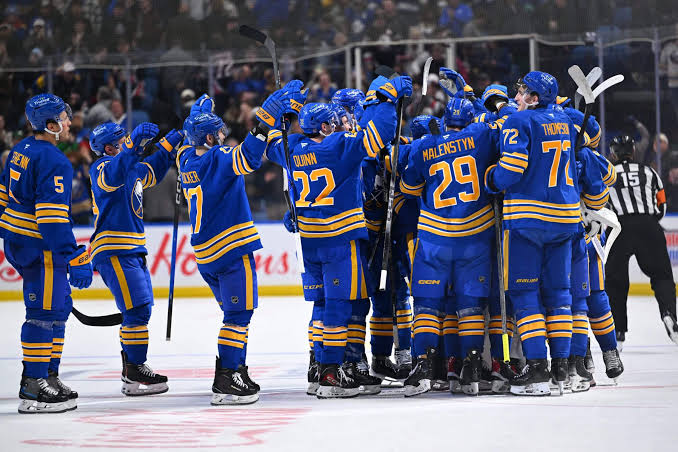 Buffalo refuerza su defensa mientras enfrenta varias lesiones