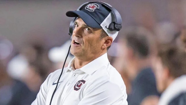 Exmiembro del staff de fútbol americano de Auburn enfrenta cargos graves por documentos de reclutamiento