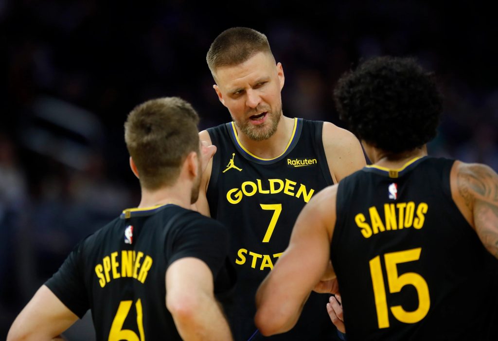 Kristaps Porzingis queda fuera indefinidamente y no acompaña a Golden State al campamento