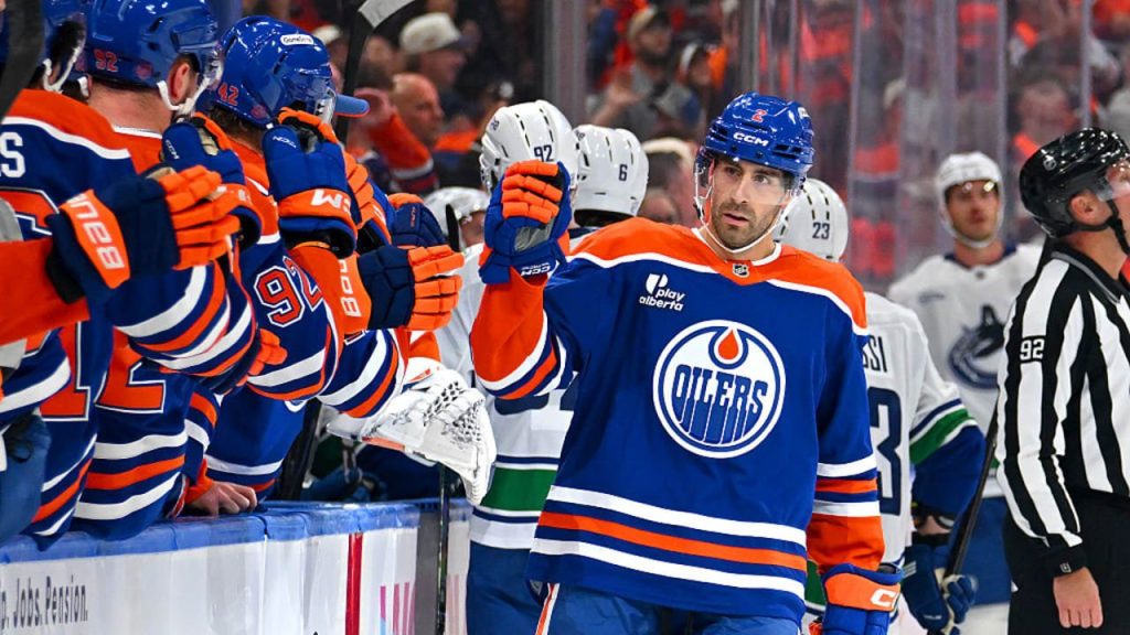 Evan Bouchard hace historia, pero Vancouver derrota a Edmonton en un partidazo de 11 goles