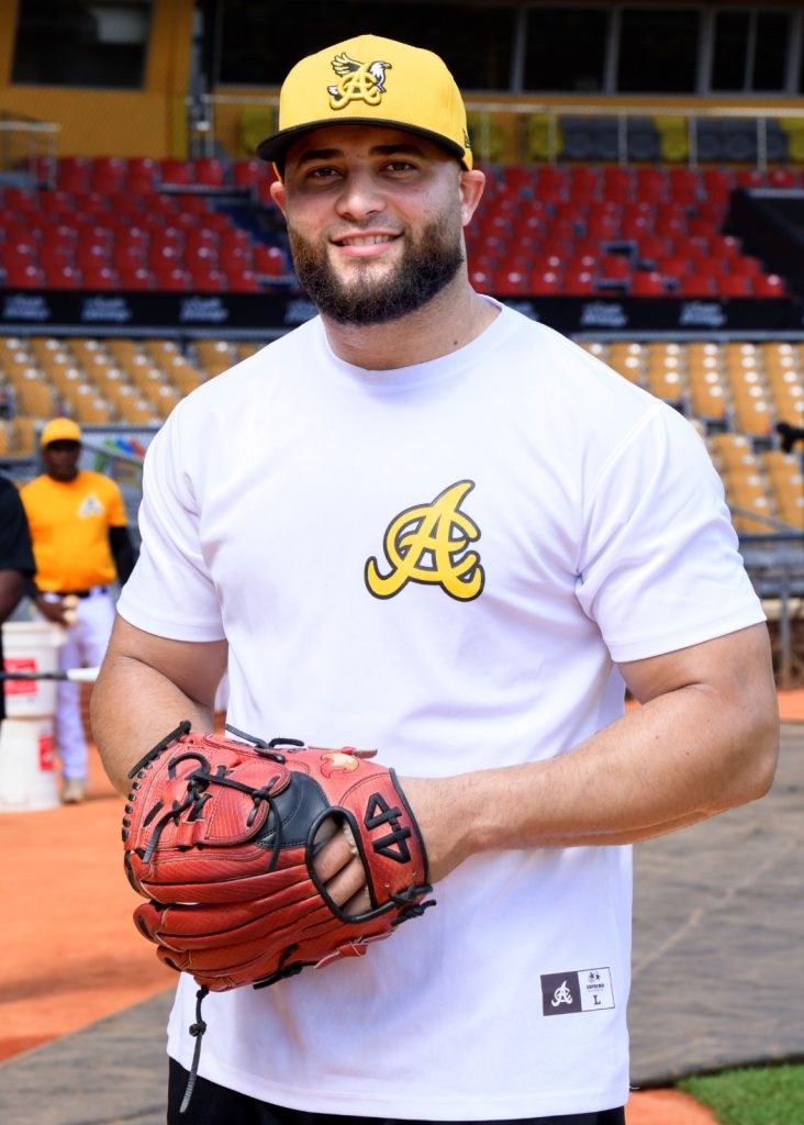 Junior Fernández se reporta a las Águilas Cibaeñas para su sexta temporada: