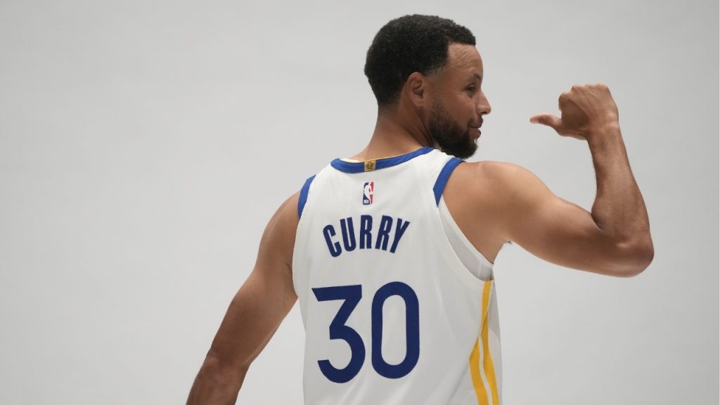 Stephen Curry despeja dudas sobre su rodilla en el inicio del campamento de Golden State