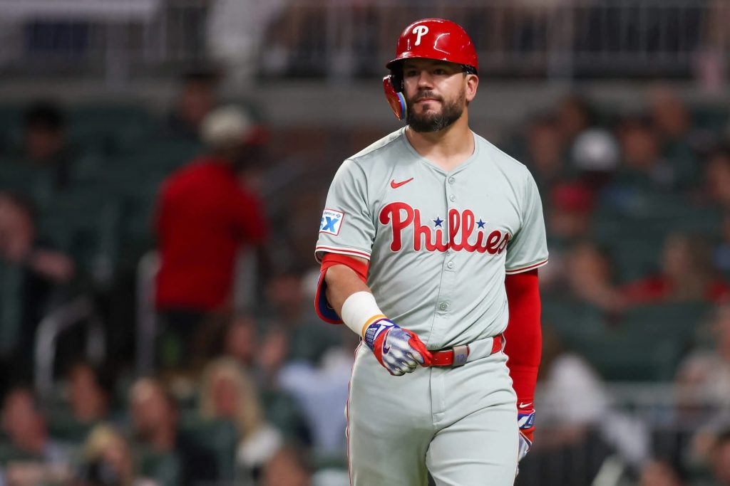 ¡Los Filis sobreviven! Tres jonrones evitan la eliminación y fuerzan el Juego 3
