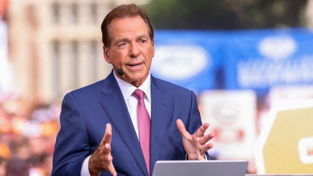 Nick Saban defiende las diferencias económicas entre jugadores y entrenadores en el deporte universitario