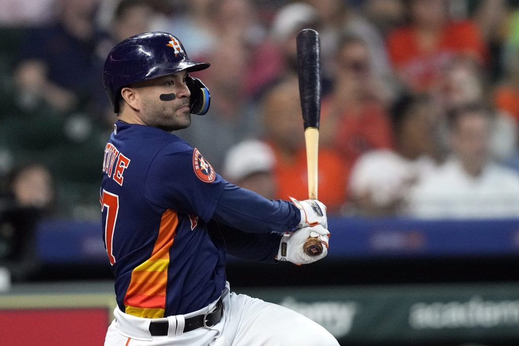 José Altuve conecta su jonrón 28 en playoffs y queda a uno del récord histórico