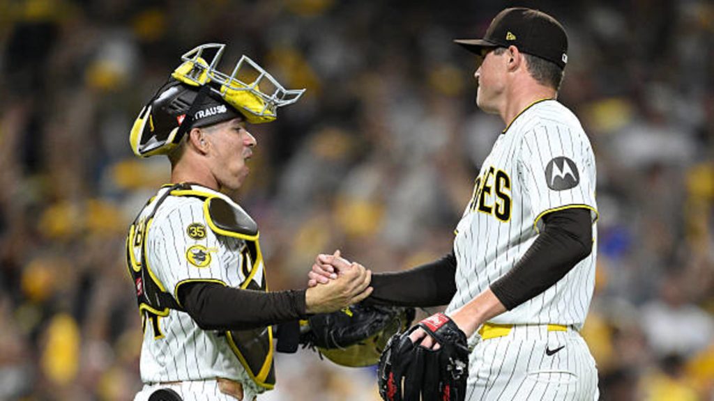 Padres despachan rápido a los Cachorros y barren la Serie del Comodín
