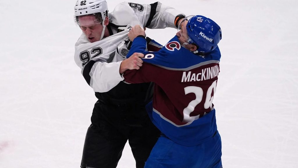 MACKINNON MARCA DOS Y COLORADO DESTROZA 8-4 A LOS KINGS