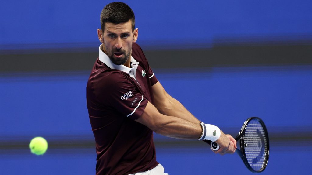 Novak Djokovic regresa con victoria y mantiene su dominio perfecto en Beijing