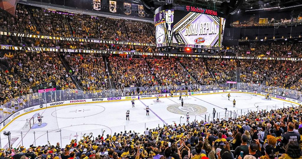 Golden Knights rinden homenaje a los socorristas en el aniversario del trágico tiroteo