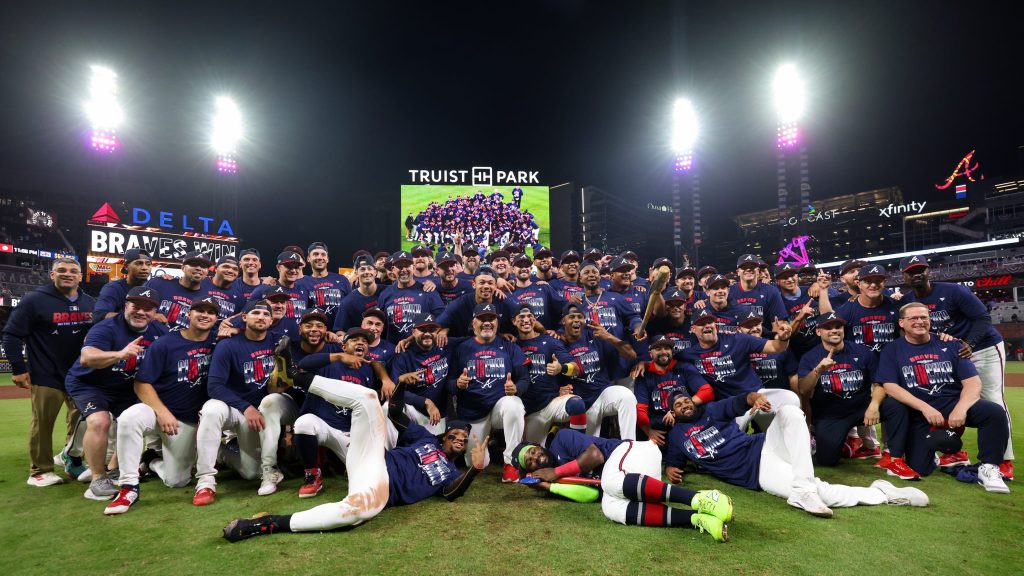 Bravos sellan su pase a la Serie Divisional detrás de tres jonrones