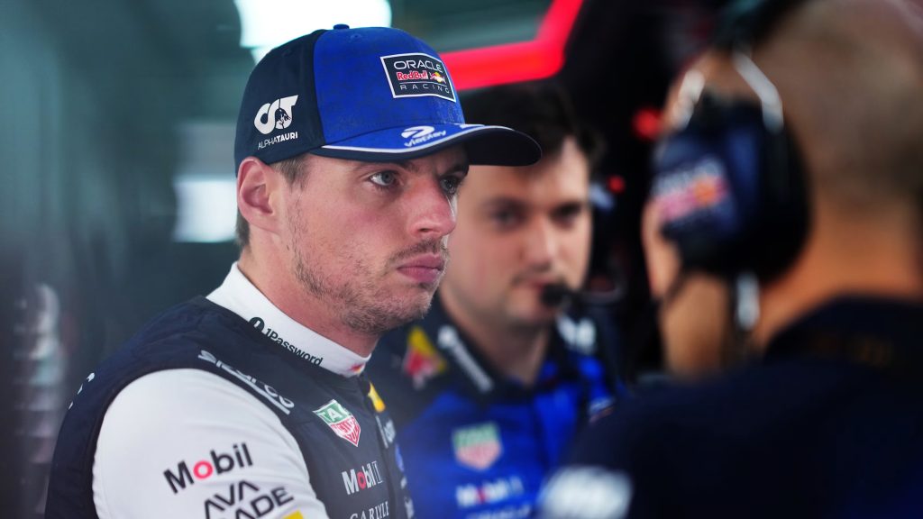 Verstappen reaparece con fuerza y domina la primera práctica en Malasia