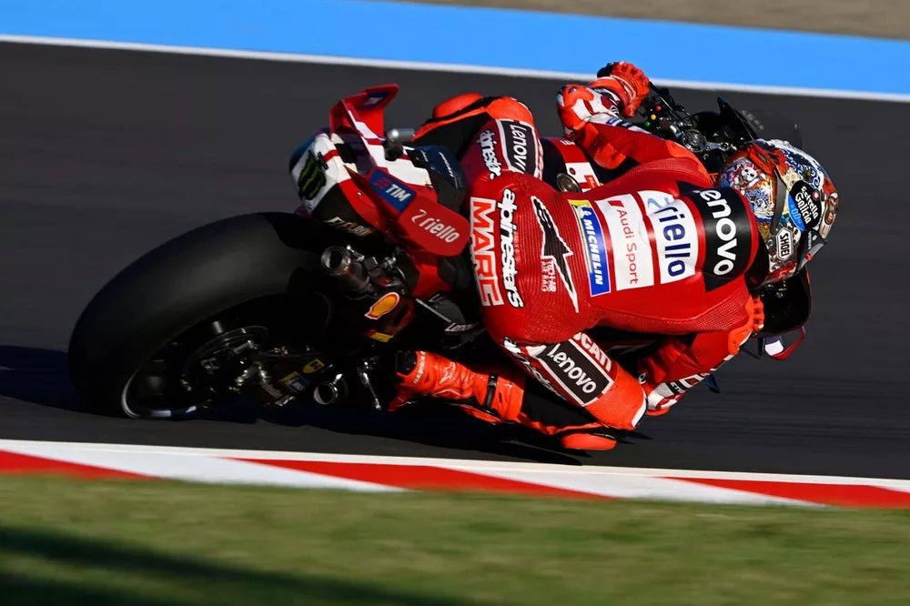Marc Márquez golpea primero en Japón y aprieta la batalla por el Mundial