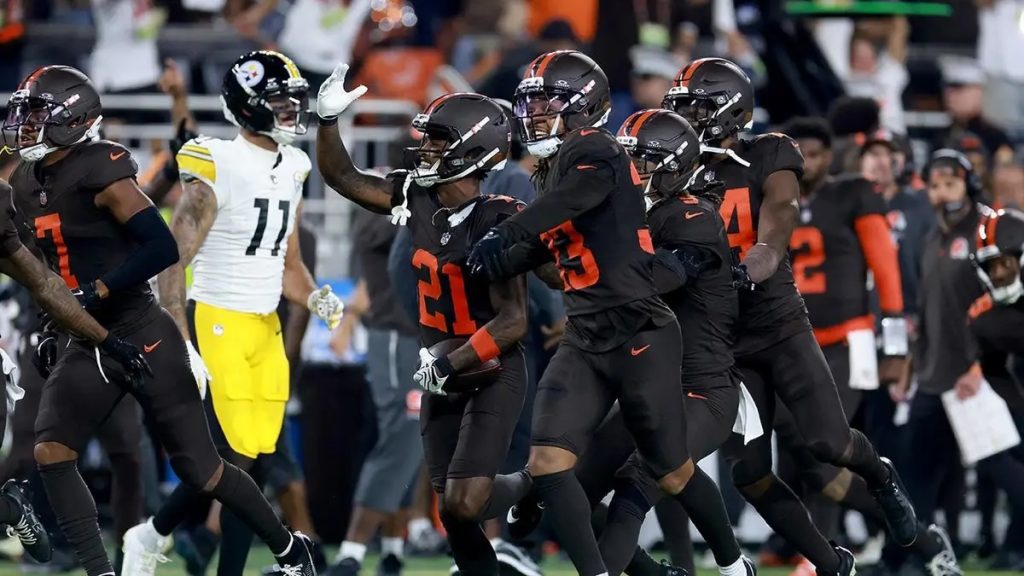 Browns evalúan su futuro en la posición de quarterback y no descartan un traspaso