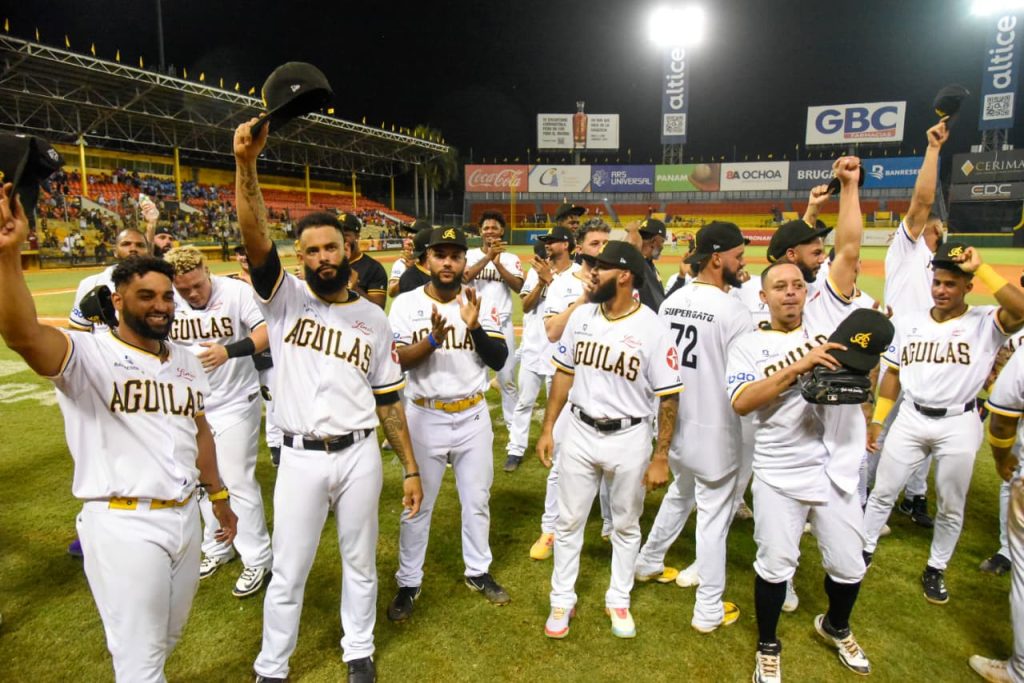 Águilas disparan cinco jonrones y vencen 9-7 a los Gigantes