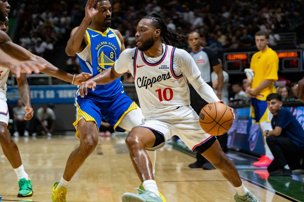Clippers vencen 104-101 a Golden State en Hawái