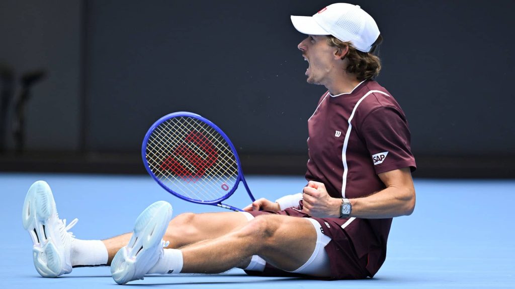 Alex de Minaur alcanza la final de Pekín tras el retiro de Hurkacz