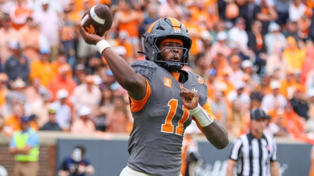 Tennessee podría cambiar de quarterback antes de visitar a Arkansas